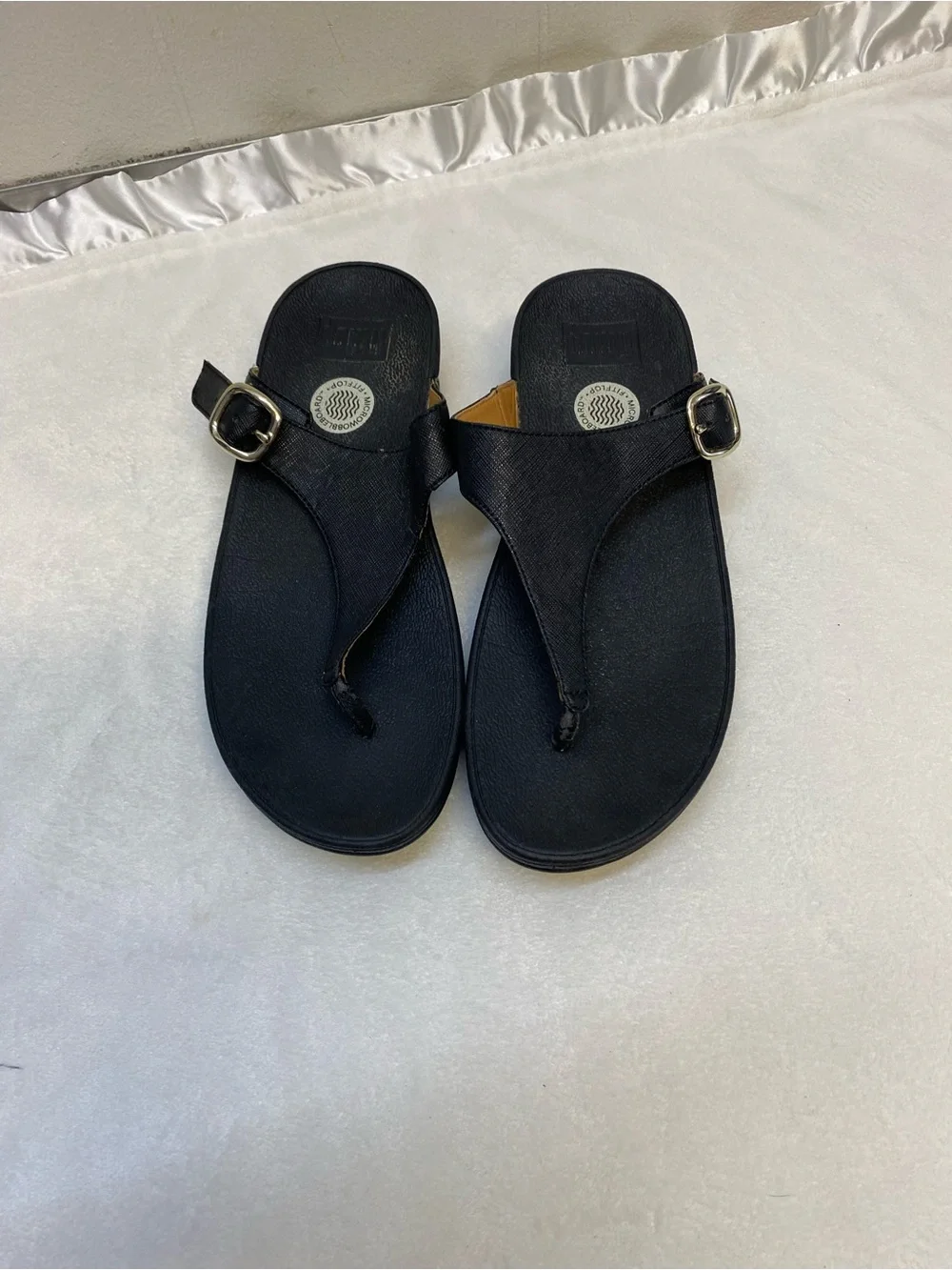 FitFlop The Skinny Black Leather Thong Buckle Wedge Slide Sandals Women's Sz 7
